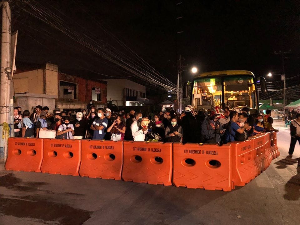 Mga Commuters at Motorista, Stranded Sa Valenzuela. Ayaw Payagan Makauwi