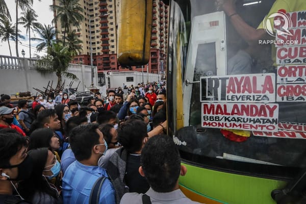 Mga Commuters, Nagsiksikan sa Unang Araw ng "Lockdown"